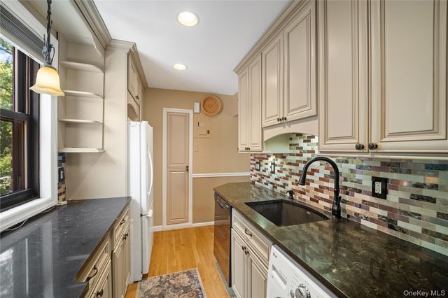 58-48 246th Crescent Upper, Douglaston, NY 11362
