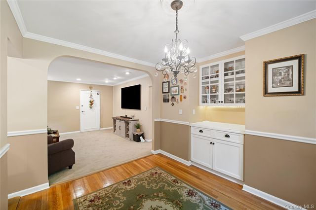 58-48 246th Crescent Upper, Douglaston, NY 11362