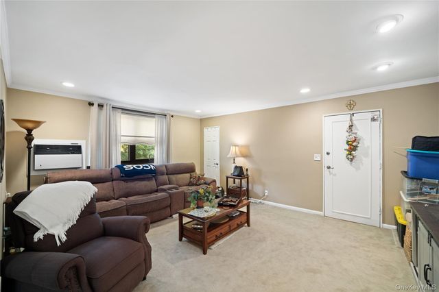 58-48 246th Crescent Upper, Douglaston, NY 11362