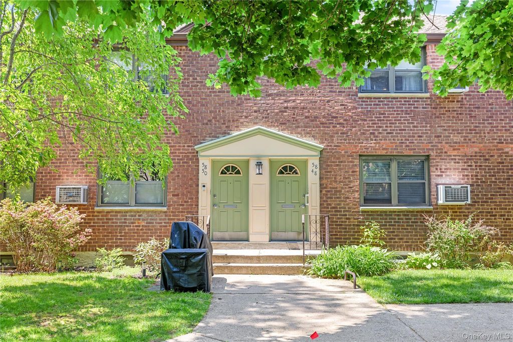58-48 246th Crescent Upper, Douglaston, NY 11362