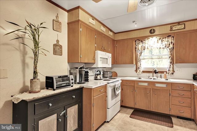 5 E WASHINGTON AVE, Myerstown, PA 17067