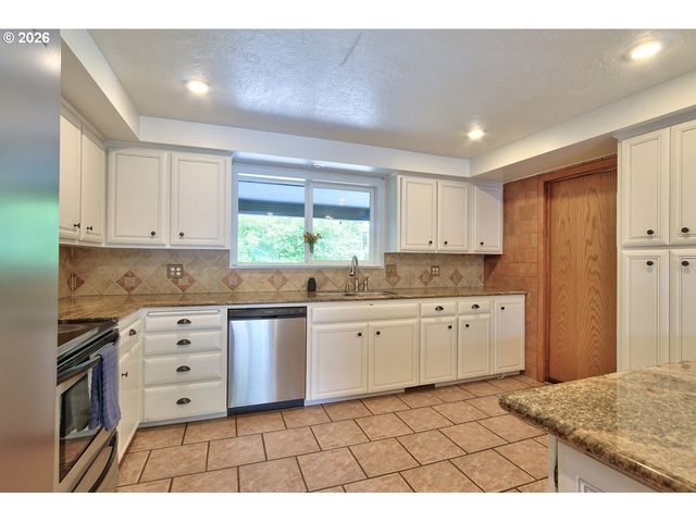 14722 CEDAR Ln, Silverton, OR 97381
