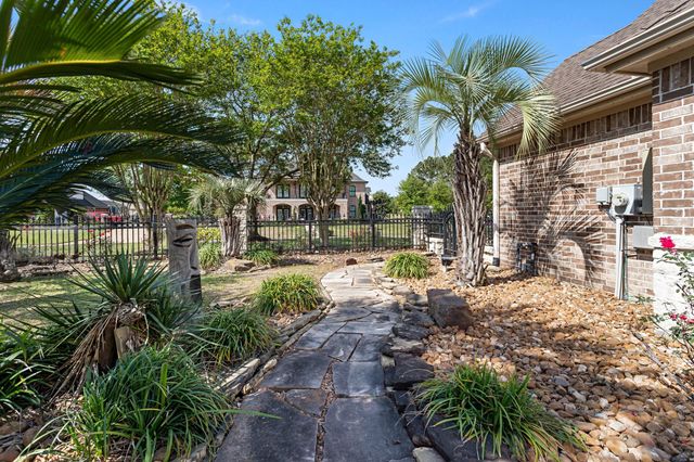 150 Greenwing Ln, Orange, TX 77630