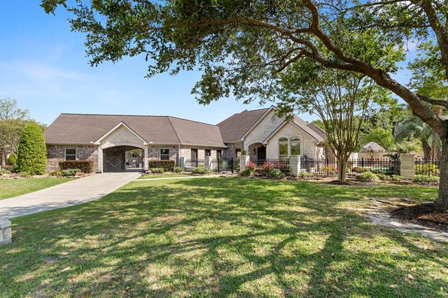 150 Greenwing Ln, Orange, TX 77630
