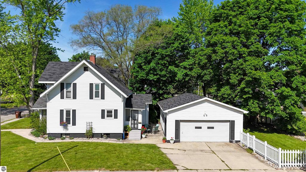 Image 2 of property listing at 523 Liberty, Alma, MI 48801
