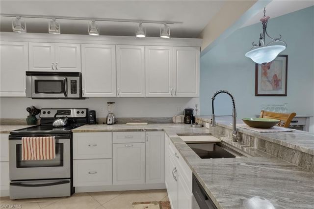 4410 Chantelle DR H-205, Naples, FL 34112