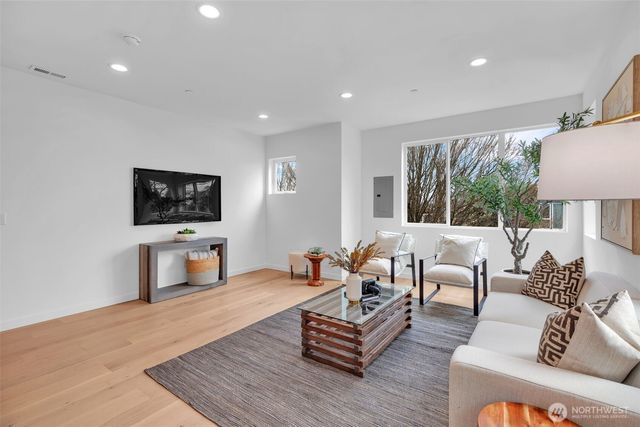 429 19th Avenue E, Seattle, WA 98112