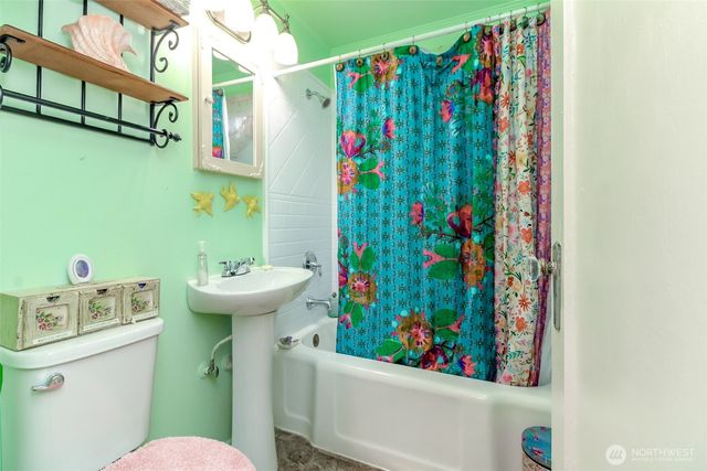 1237 S Ridgewood Avenue, Tacoma, WA 98405