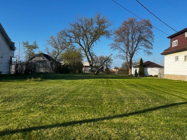 8748 W FOND DU LAC AVENUE, Milwaukee, WI 53225