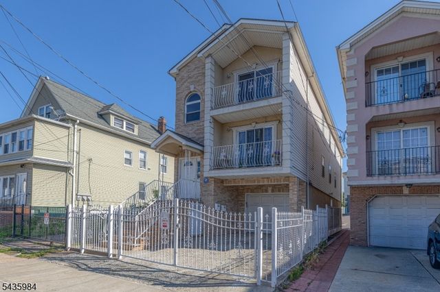 911 Flora St, Elizabeth City, NJ 07201
