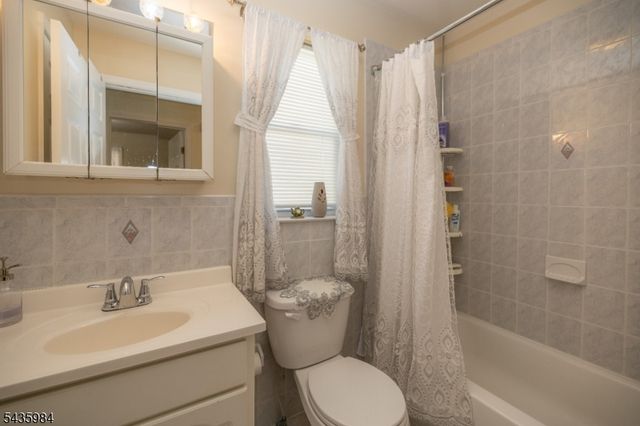 911 Flora St, Elizabeth City, NJ 07201