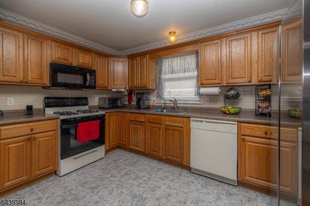 911 Flora St, Elizabeth City, NJ 07201