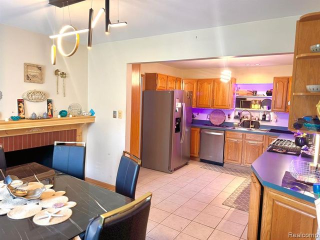 2082 Lakeshire Drive, West Bloomfield, MI 48323