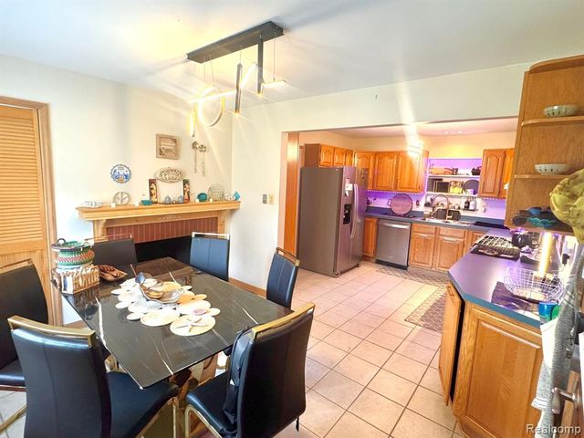 2082 Lakeshire Drive, West Bloomfield, MI 48323
