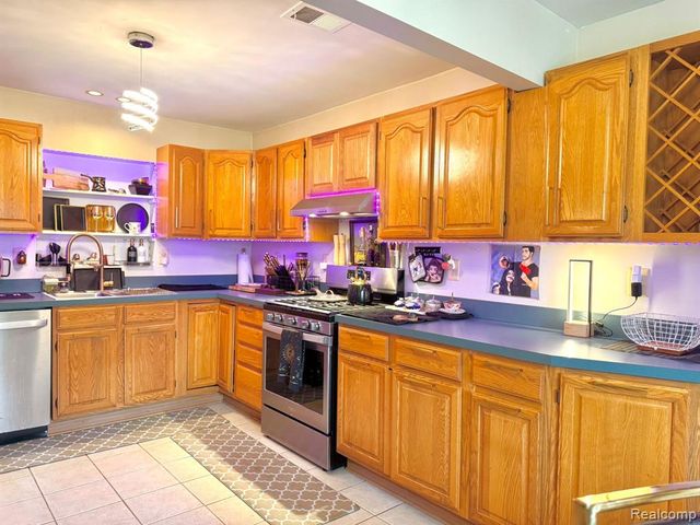 2082 Lakeshire Drive, West Bloomfield, MI 48323