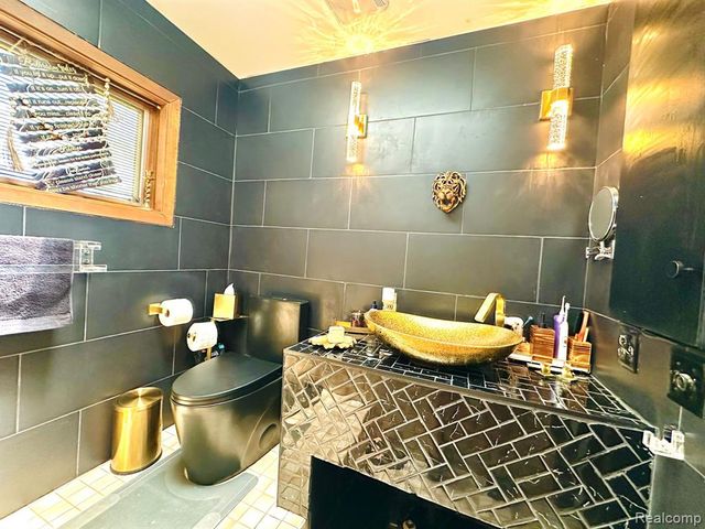 2082 Lakeshire Drive, West Bloomfield, MI 48323