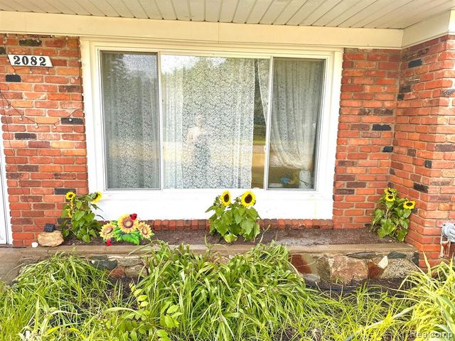 2082 Lakeshire Drive, West Bloomfield, MI 48323