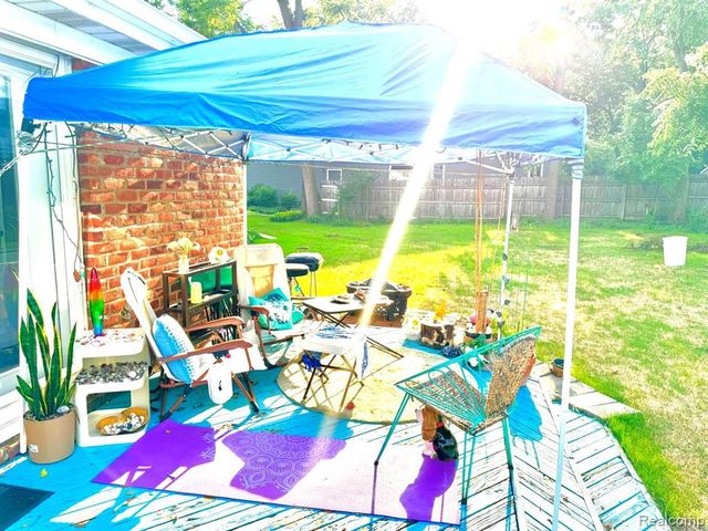 2082 Lakeshire Drive, West Bloomfield, MI 48323