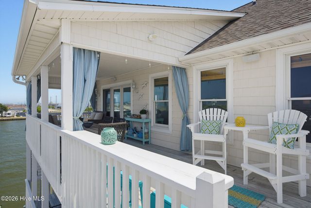 702 Roland Avenue, Surf City, NC 28445