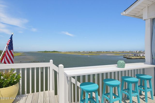 702 Roland Avenue, Surf City, NC 28445