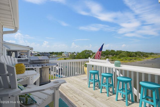 702 Roland Avenue, Surf City, NC 28445