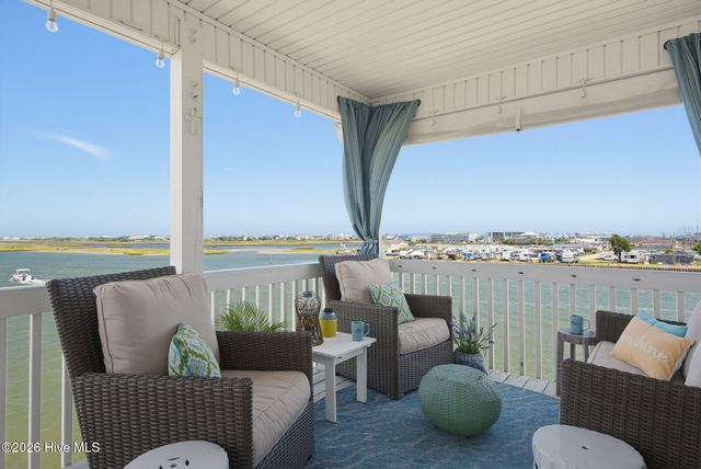 702 Roland Avenue, Surf City, NC 28445