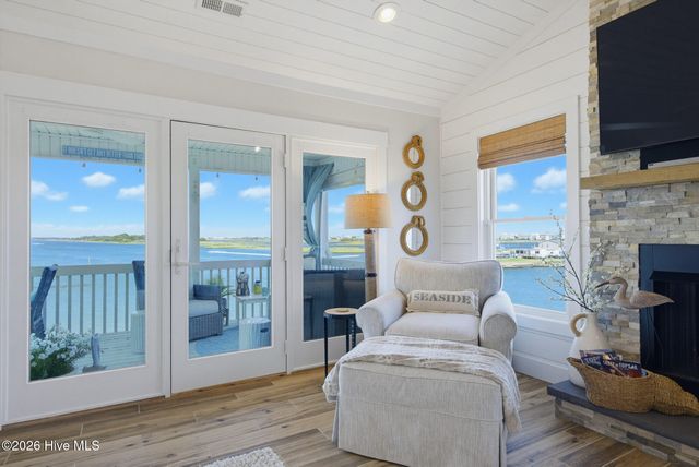 702 Roland Avenue, Surf City, NC 28445