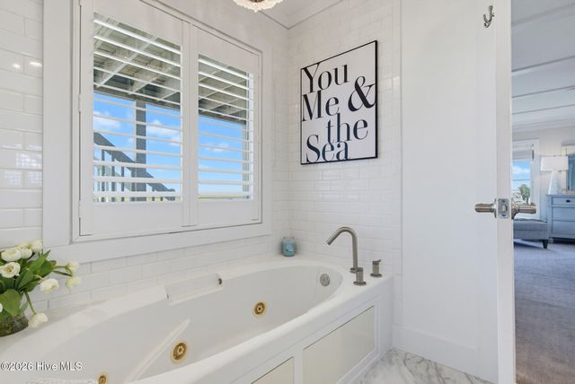 702 Roland Avenue, Surf City, NC 28445