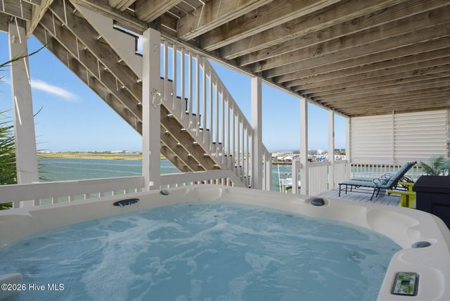 702 Roland Avenue, Surf City, NC 28445