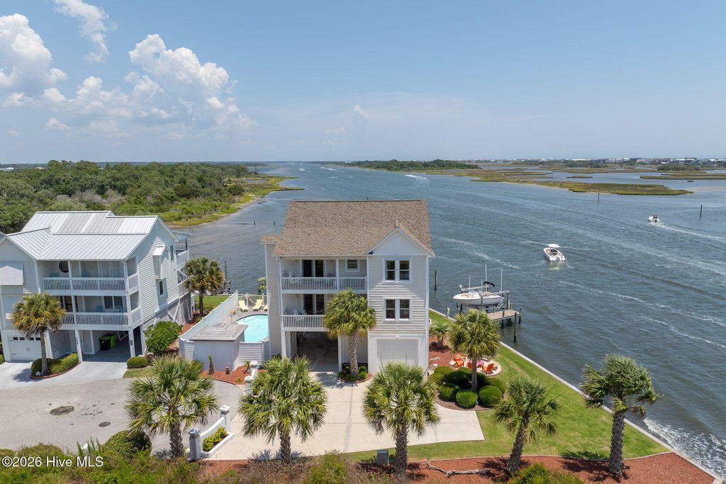 702 Roland Avenue, Surf City, NC 28445