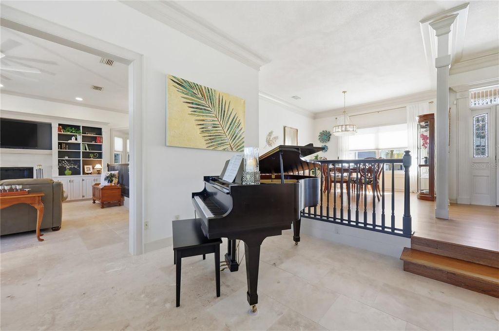 Image 10 of property listing at 8513 BAY HILL BOULEVARD, Orlando, FL 32819