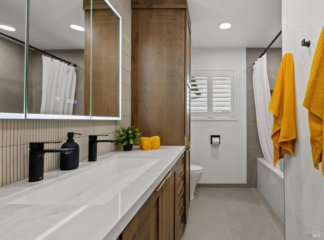 1504 Maria Pl, Rohnert Park, CA 94928