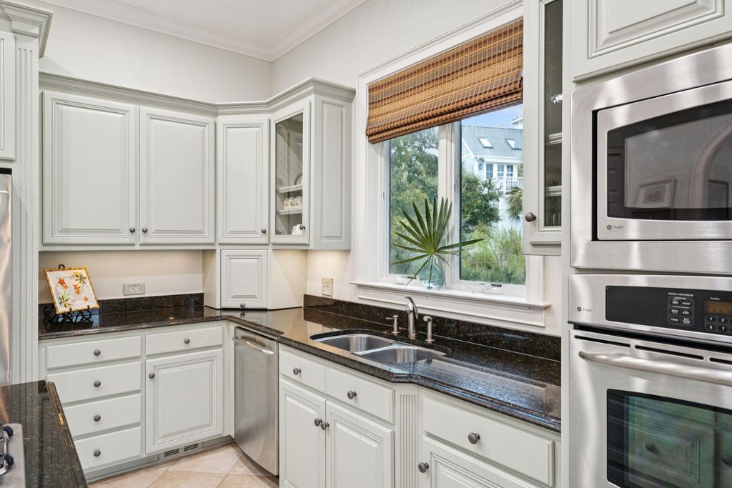 Image 23 of property listing at 5 E Beachwood, Isle Of Palms, SC 29451