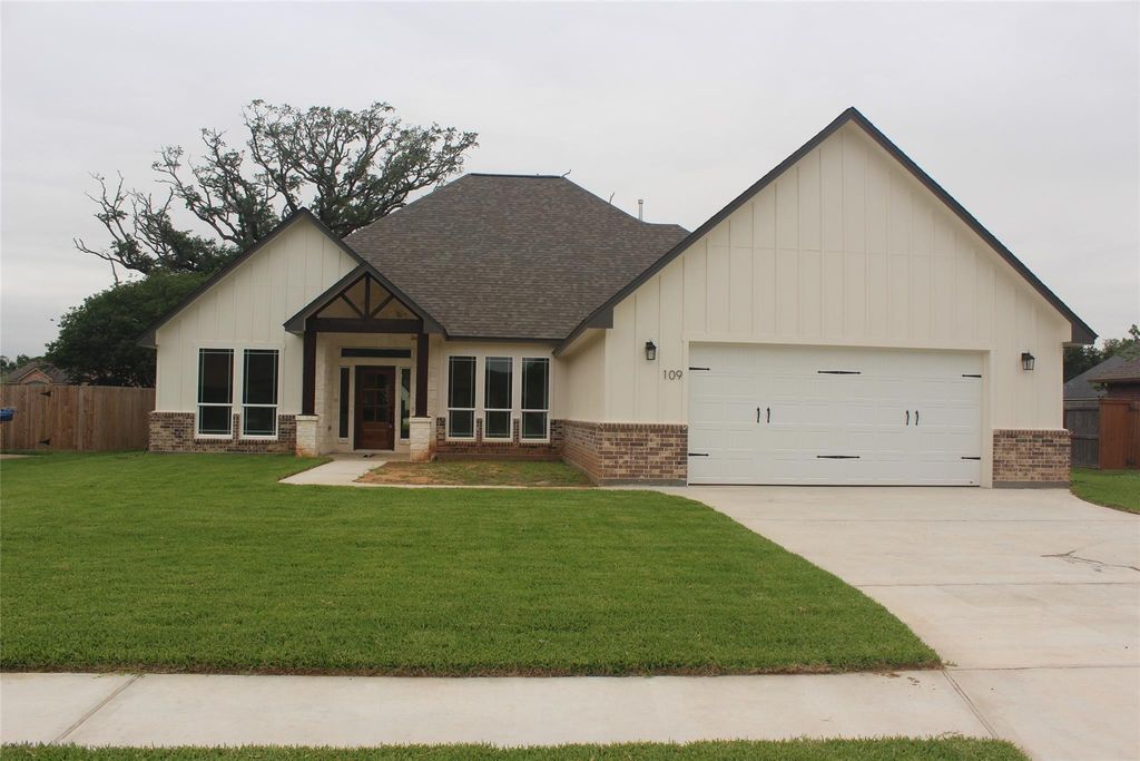 109 Gadwall Drive, Clute, TX 77531