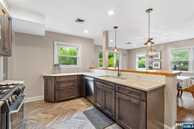 37 Golf Court, Teaneck, NJ 07666