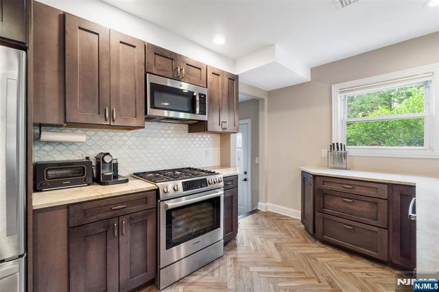 37 Golf Court, Teaneck, NJ 07666