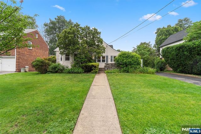 37 Golf Court, Teaneck, NJ 07666