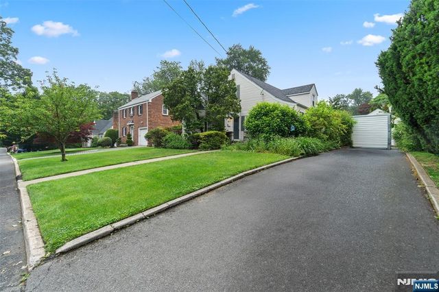 37 Golf Court, Teaneck, NJ 07666