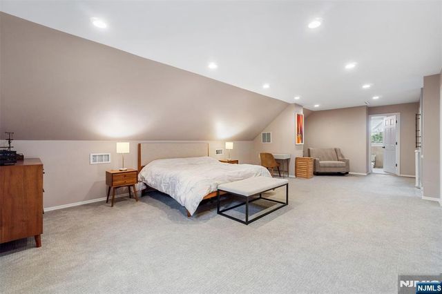 37 Golf Court, Teaneck, NJ 07666