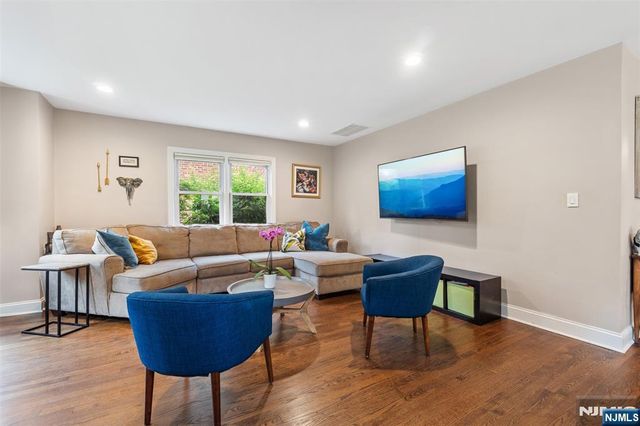37 Golf Court, Teaneck, NJ 07666