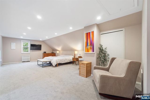 37 Golf Court, Teaneck, NJ 07666