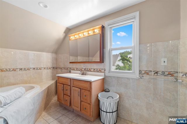 37 Golf Court, Teaneck, NJ 07666