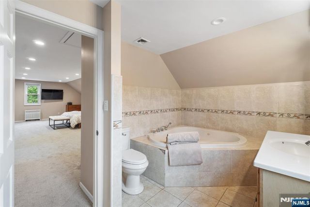 37 Golf Court, Teaneck, NJ 07666