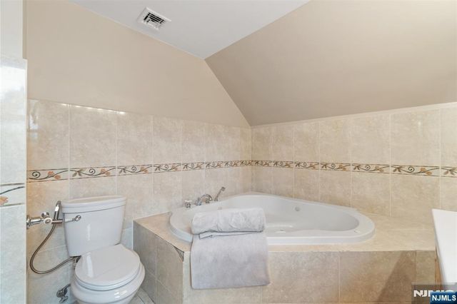 37 Golf Court, Teaneck, NJ 07666
