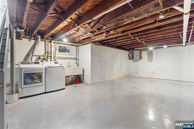 37 Golf Court, Teaneck, NJ 07666
