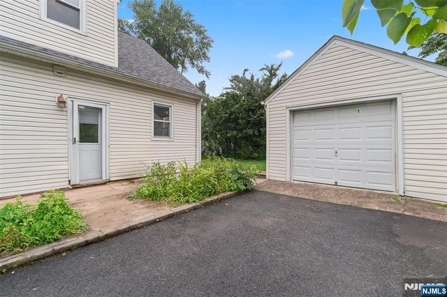 37 Golf Court, Teaneck, NJ 07666