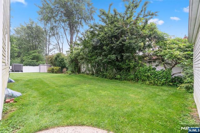 37 Golf Court, Teaneck, NJ 07666