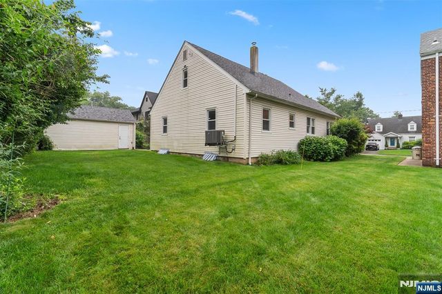 37 Golf Court, Teaneck, NJ 07666