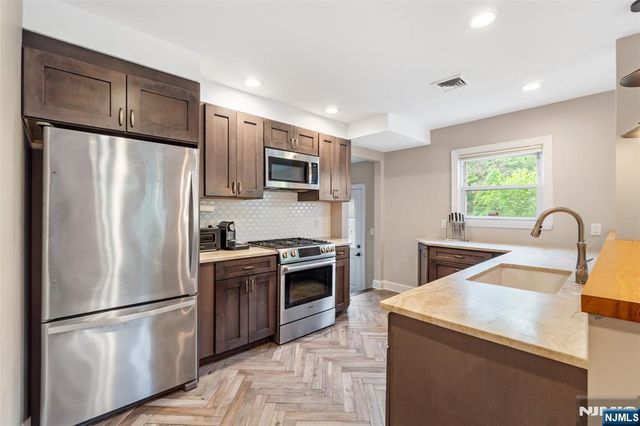 37 Golf Court, Teaneck, NJ 07666
