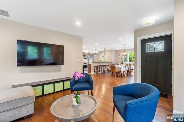 37 Golf Court, Teaneck, NJ 07666